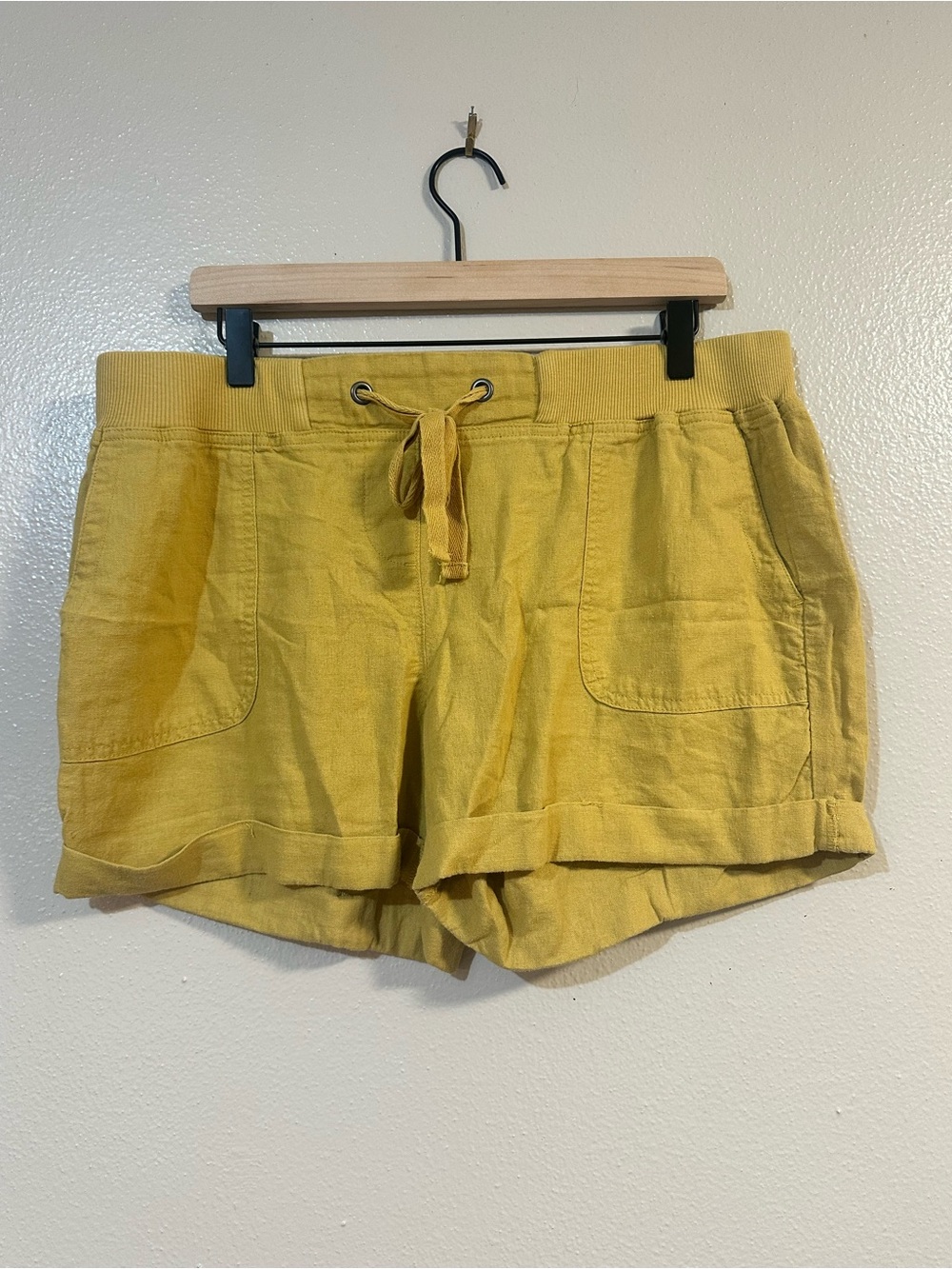 Women's Yellow Drawstring Linen-Blend Shorts